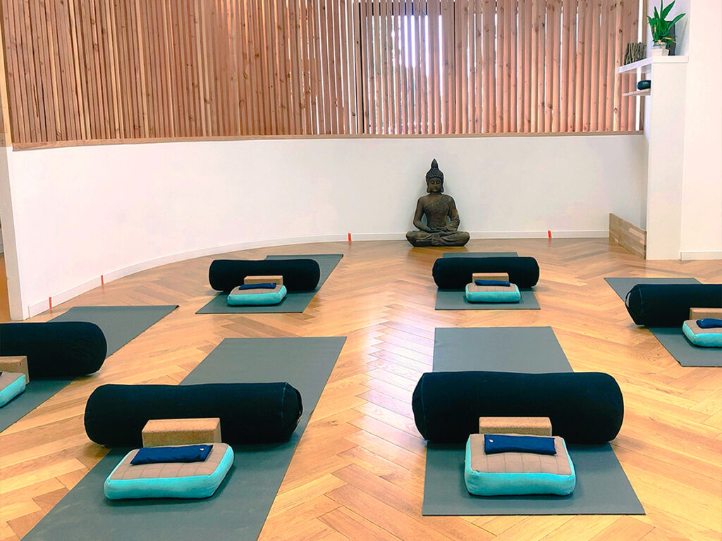 Olivier prof de yoga salle nata Tapis, briques, sangles, bolster, couvertures, chaises : tout le matériel nécessaire à une bonne pratique du Hatha Yoga et Yoga restauratif